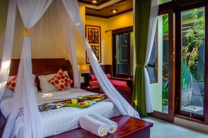 1 kamar tidur, minibar, brankas, dan meja kerja