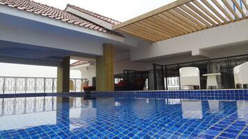 Piscina a l'aire lliure i gandules