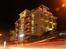 Fachada del alojamiento - Noche