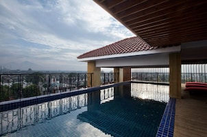 Piscina externa, espreguiçadeiras