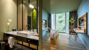 A modern bathroom with a large mirror, dual sinks, and a vanity. - LA Maison Hotel (Saarlouis)