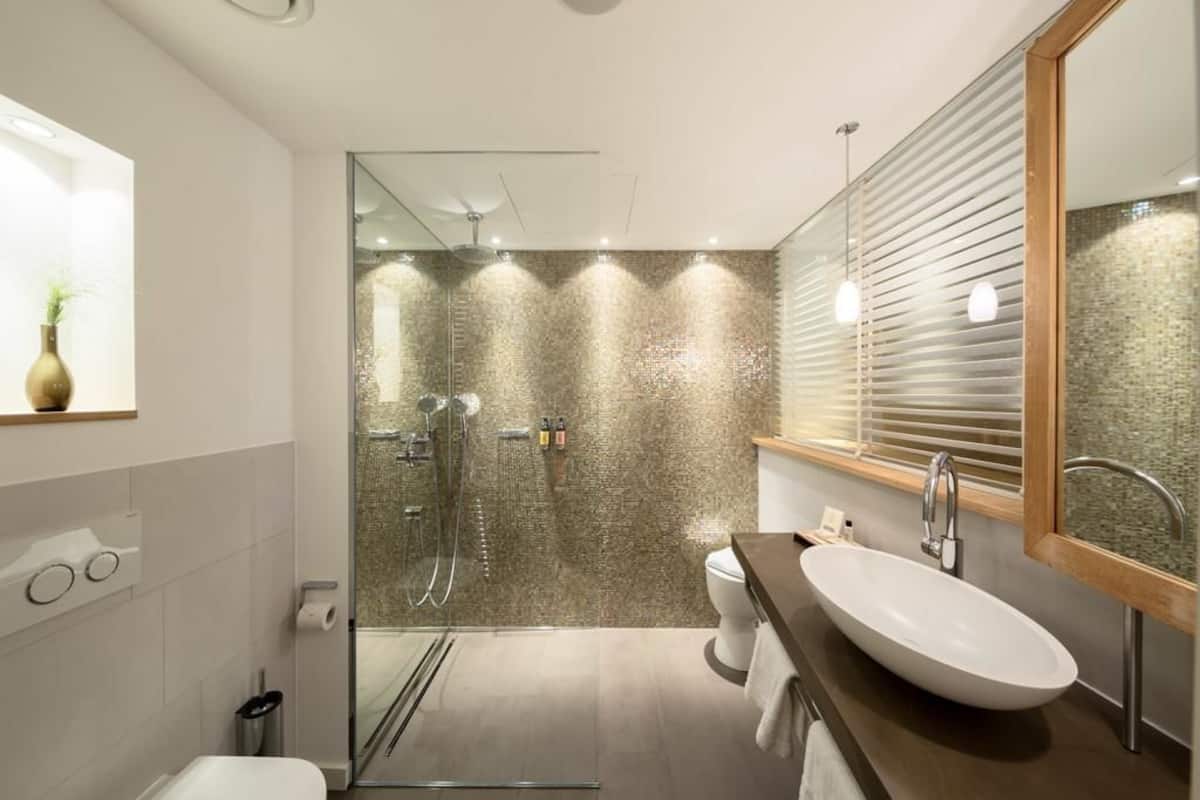 double room, park view (parkzimmer) | bathroom | shower, hair dryer, towels