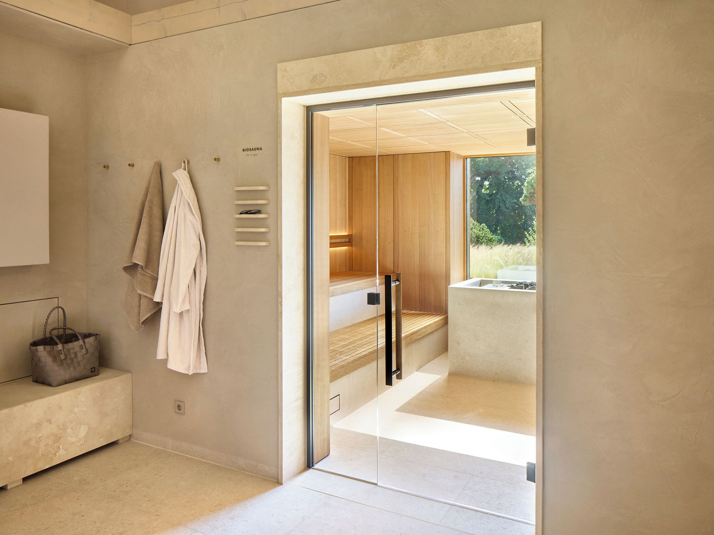 1 treatment room, massages