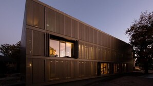 A modern building with a flat roof, large windows, and a covered outdoor area. - LA Maison Hotel (Saarlouis)