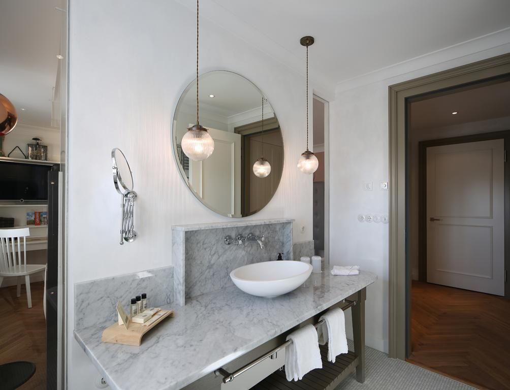 junior suite, city view (villenzimmer louis) | bathroom | shower, hair dryer, towels