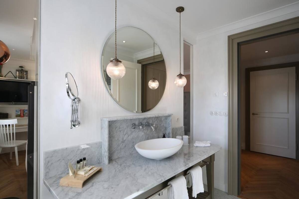 junior suite, city view (villenzimmer louis) | bathroom | shower, hair dryer, towels