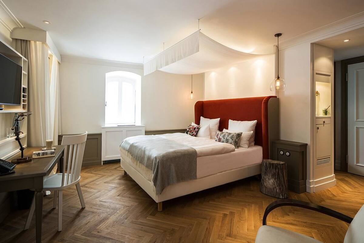 Junior Suite, Park View (Villenzimmer Amélie) | Minibar, in-room safe, desk, laptop workspace