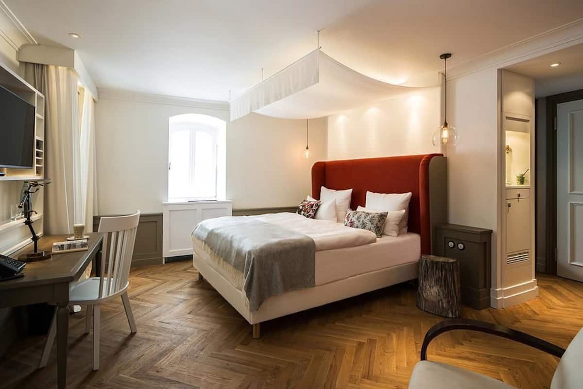 Junior Suite, Park View (Villenzimmer Amélie) | 1 bedroom, minibar, in-room safe, desk