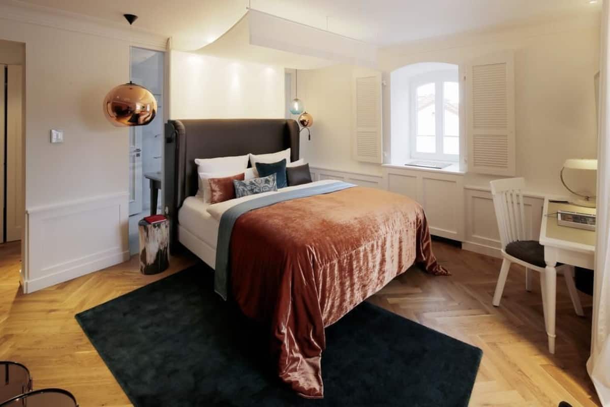 Junior Suite, City View (Villenzimmer Louis) | Minibar, in-room safe, desk, laptop workspace