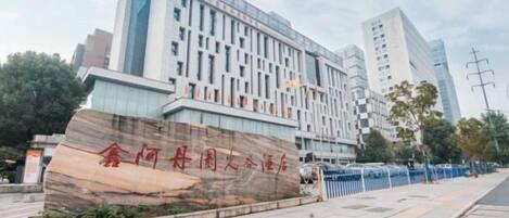 Un edificio moderno con una gran placa de piedra en la fachada.