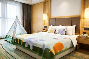 Une chambre d’hôtel avec un grand lit, une table de chevet, une lampe, une fenêtre avec des rideaux et une tente.
