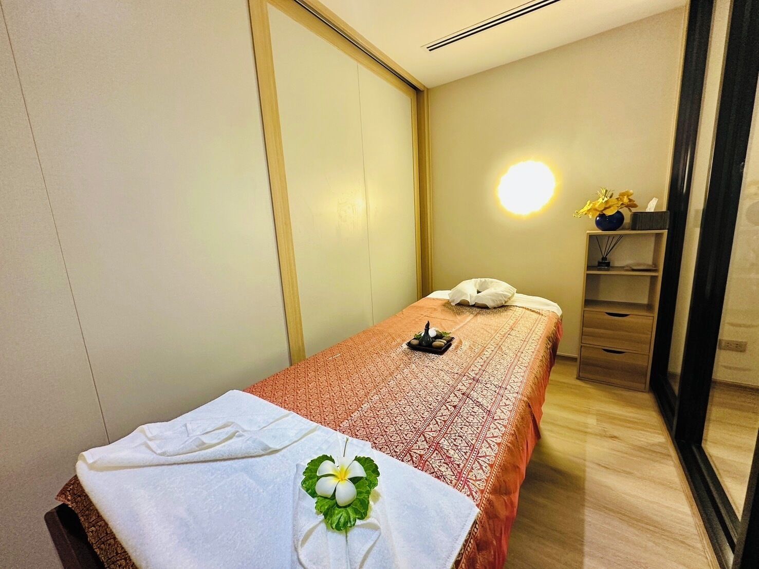 Body treatments, aromatherapy, Thai massages, body wraps, body scrubs