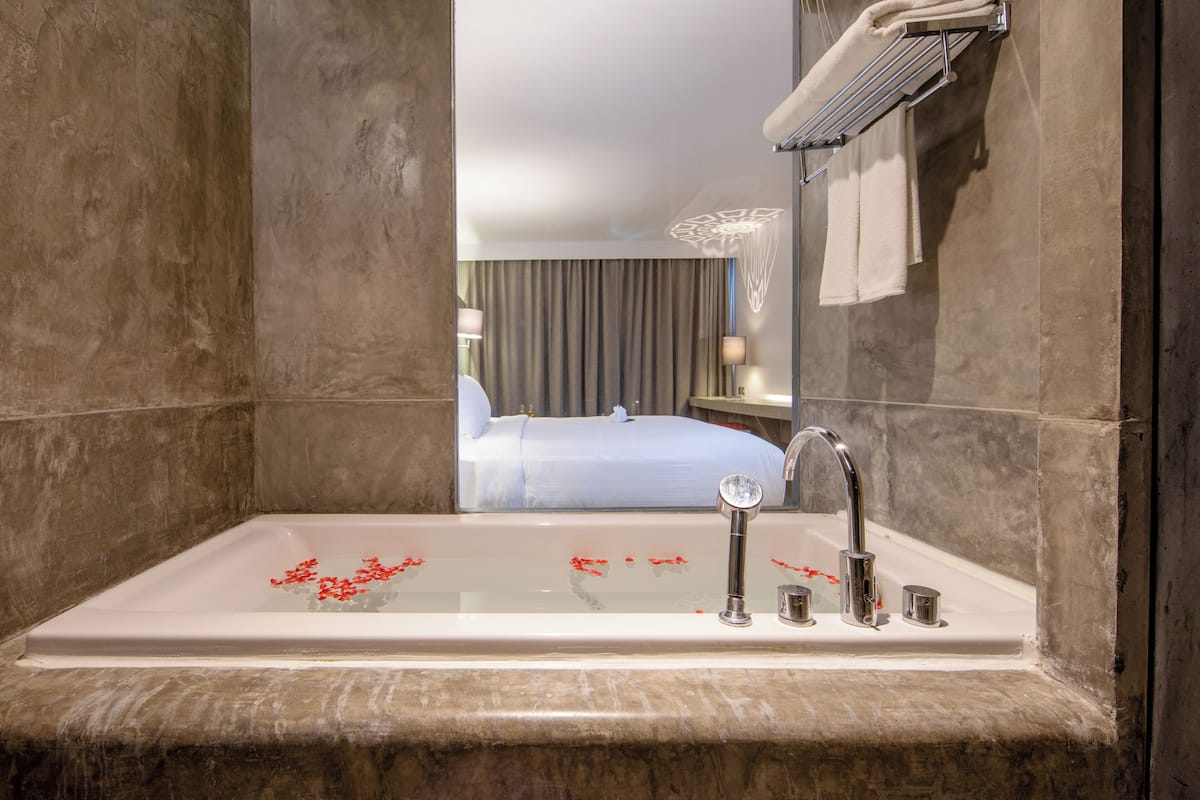 superior room, sea view | bathroom | separate bathtub and shower, rainfall showerhead, free toiletries