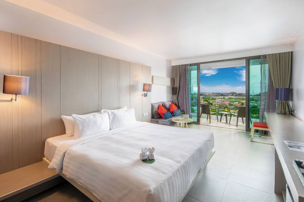 Kamar Superior, pemandangan laut | Minibar, brankas, meja kerja, dan tirai kedap cahaya