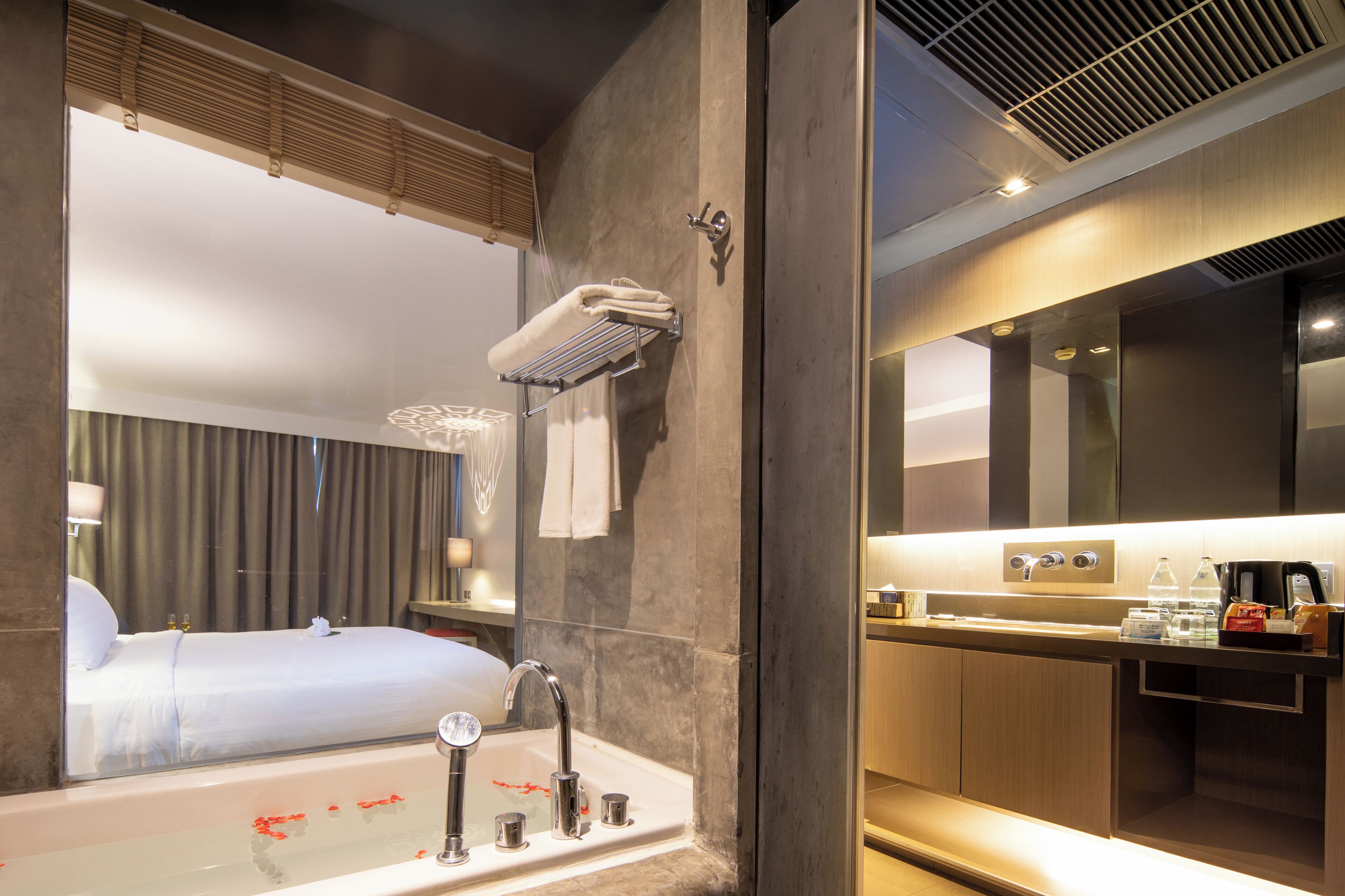 separate bathtub and shower, rainfall showerhead, free toiletries