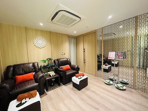 Kropsbehandlinger, aromaterapi, thai-massage, body wrap-behandlinger