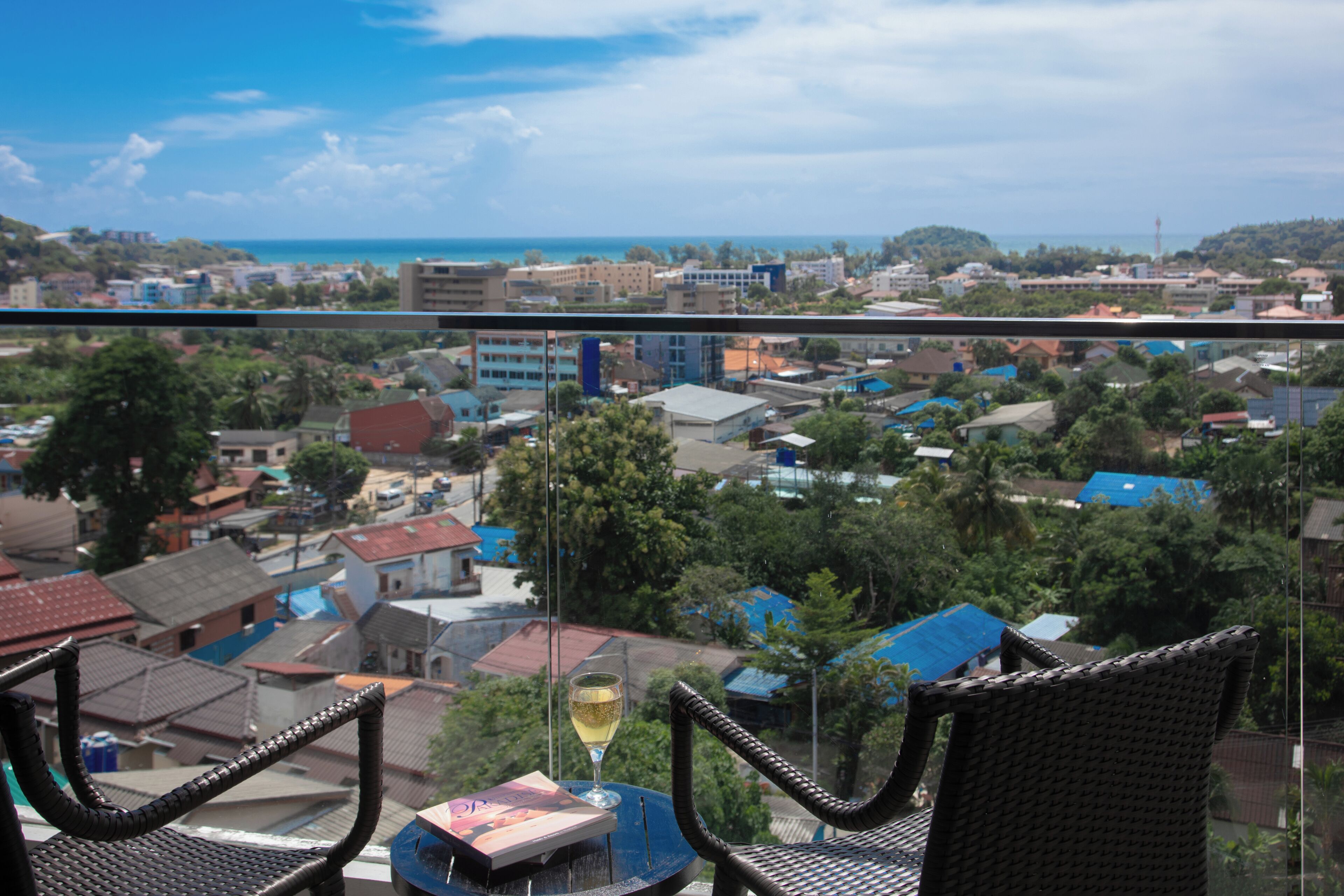 deluxe room, sea view | in-room dining