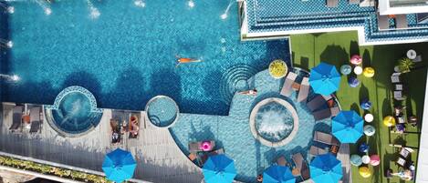 Piscine extérieure, parasols de plage, chaises longues