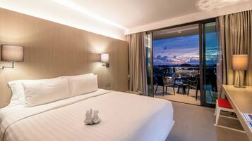 Deluxe Room, Sea View | Minibar, in-room safe, individually furnished, desk