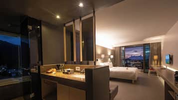 Chambre Deluxe, vue mer | Minibar, coffres-forts dans les chambres, ameublement personnalisé