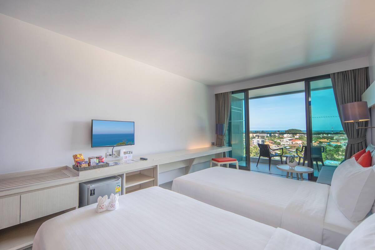 Kamar Twin Superior, pemandangan laut | Minibar, brankas, meja kerja, dan tirai kedap cahaya