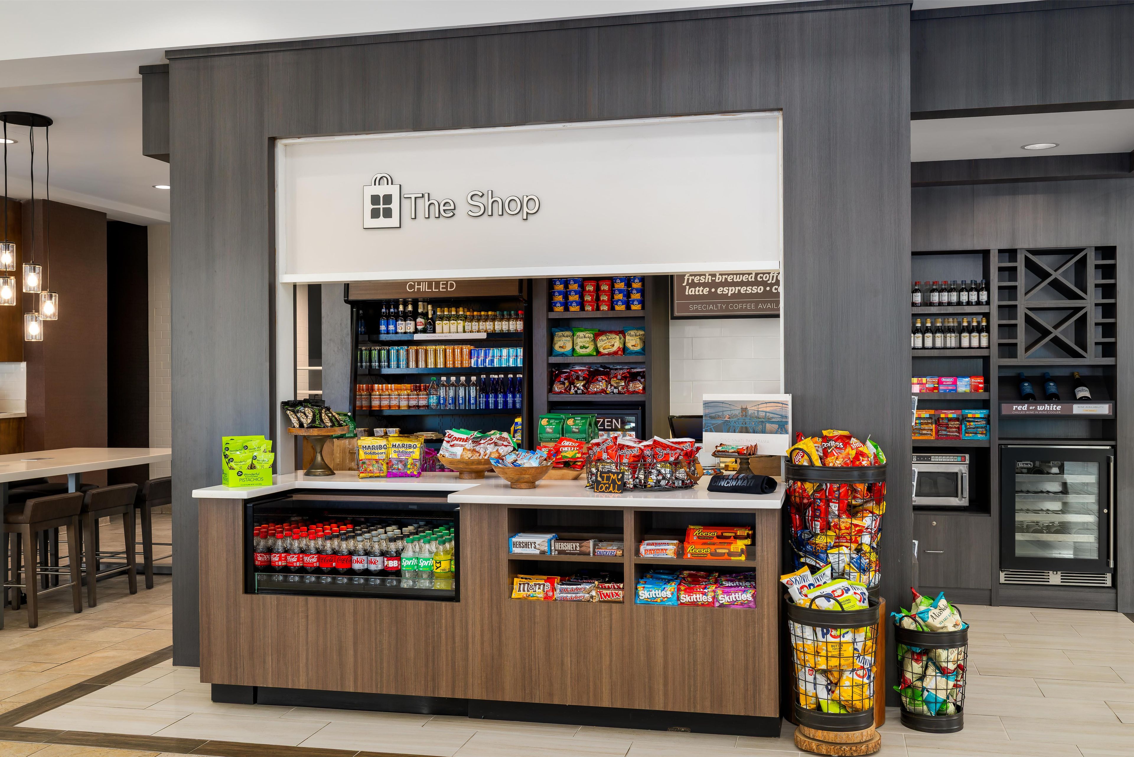 Ett kafé som heter ”The Shop” och som erbjuder ett stort utbud av snacks och drycker.