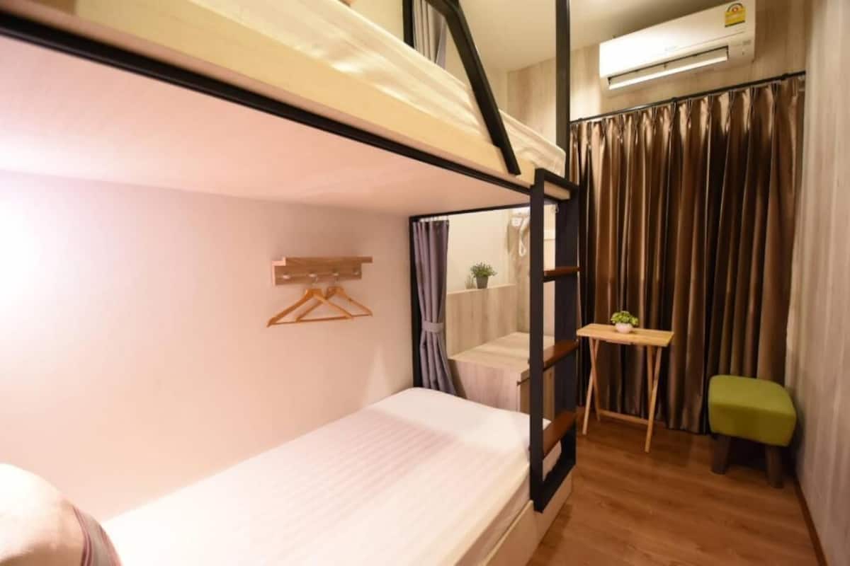 Työpöytä, pimennysverhot, ilmainen Wi-Fi, vuodevaatteet