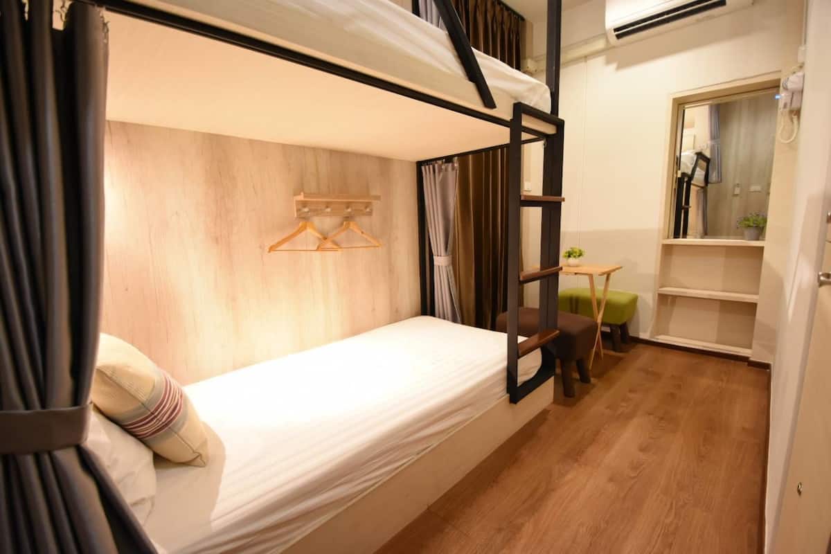 Työpöytä, pimennysverhot, ilmainen Wi-Fi, vuodevaatteet