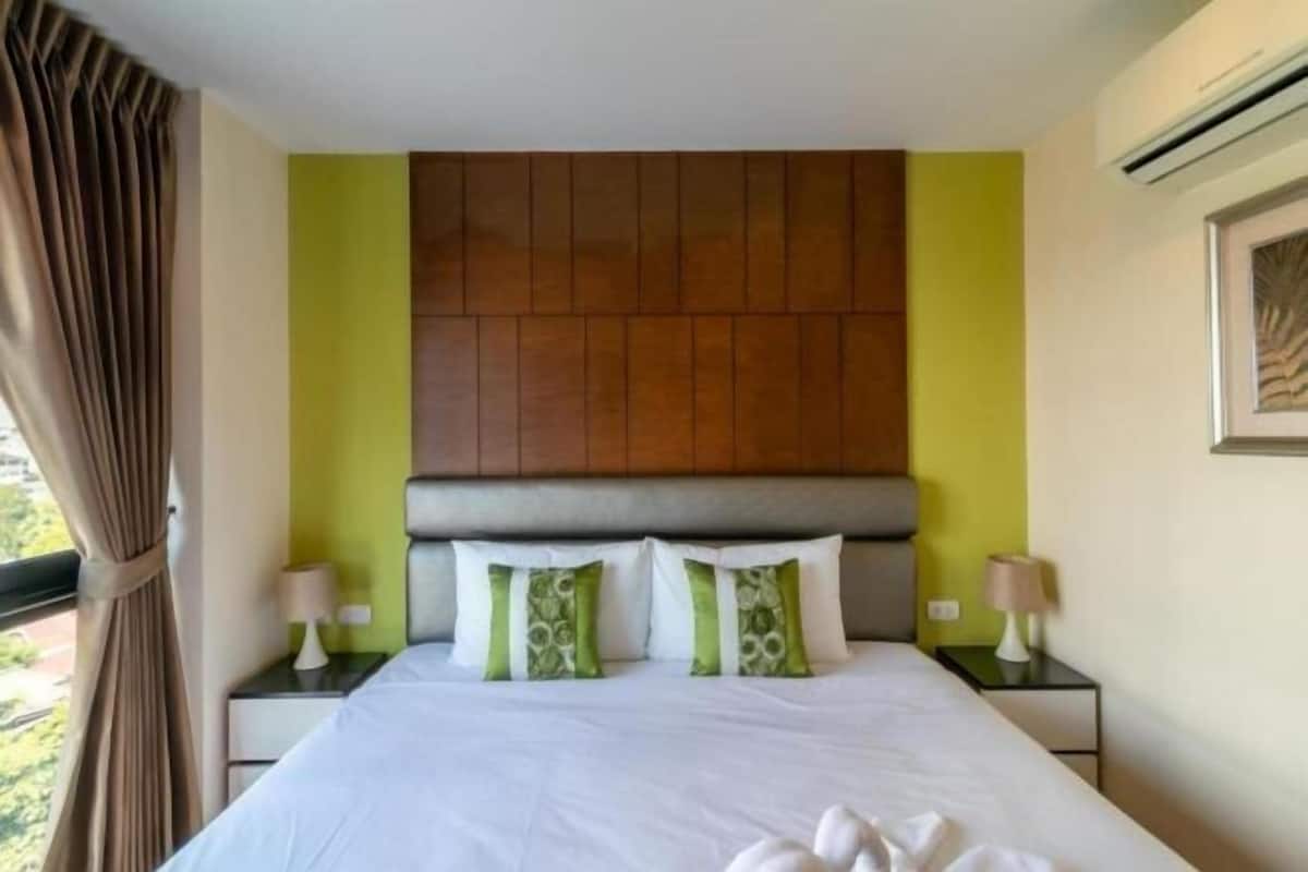 Desk, blackout curtains, free WiFi, bed sheets