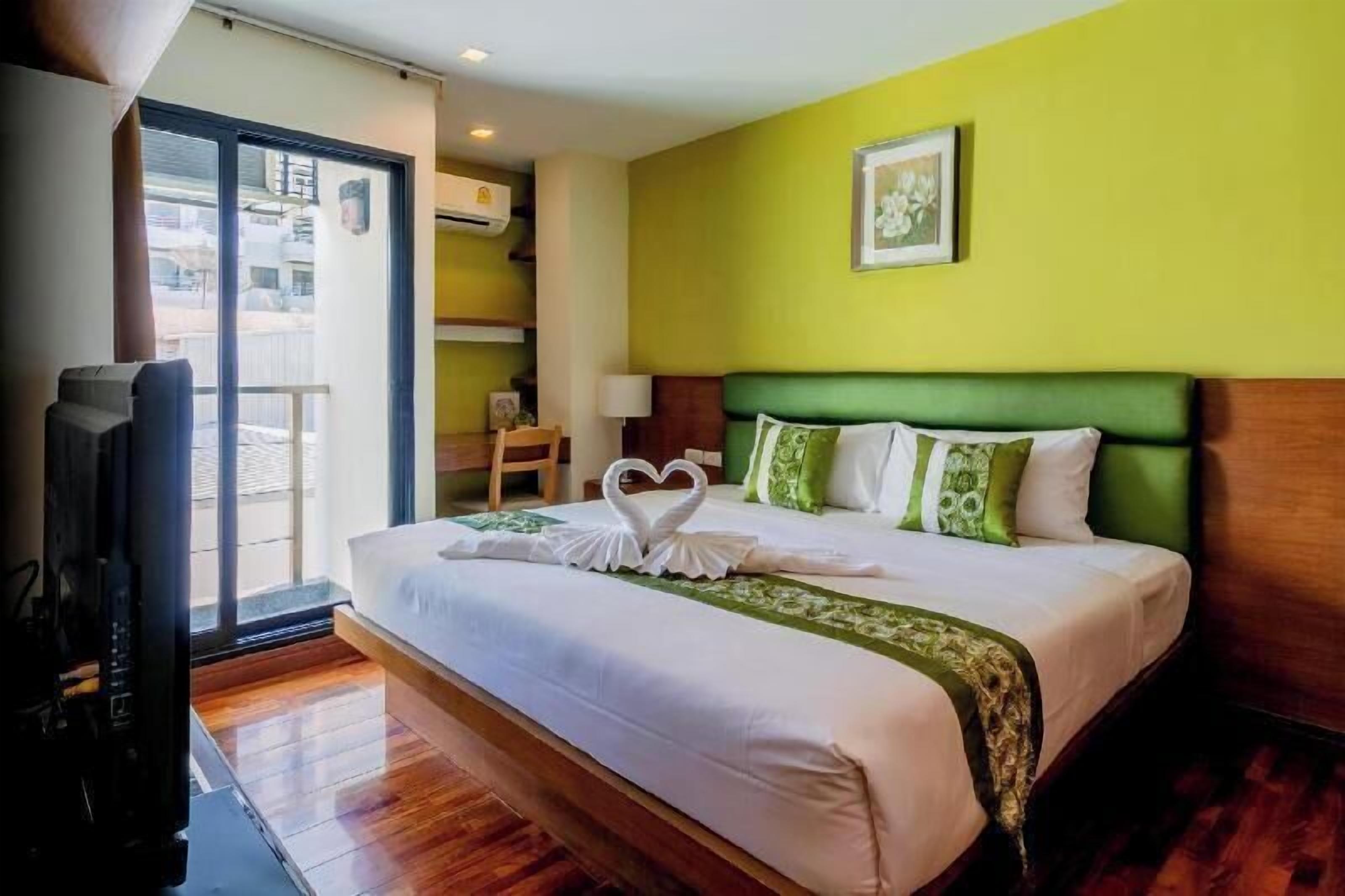 Desk, blackout drapes, free WiFi, bed sheets