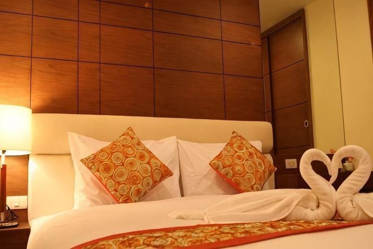 Desk, blackout curtains, free WiFi, bed sheets
