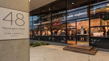 En butik med en skylt som visar namnet ”Smith + Singleton” på en byggnad på adressen Flemington Road 48.