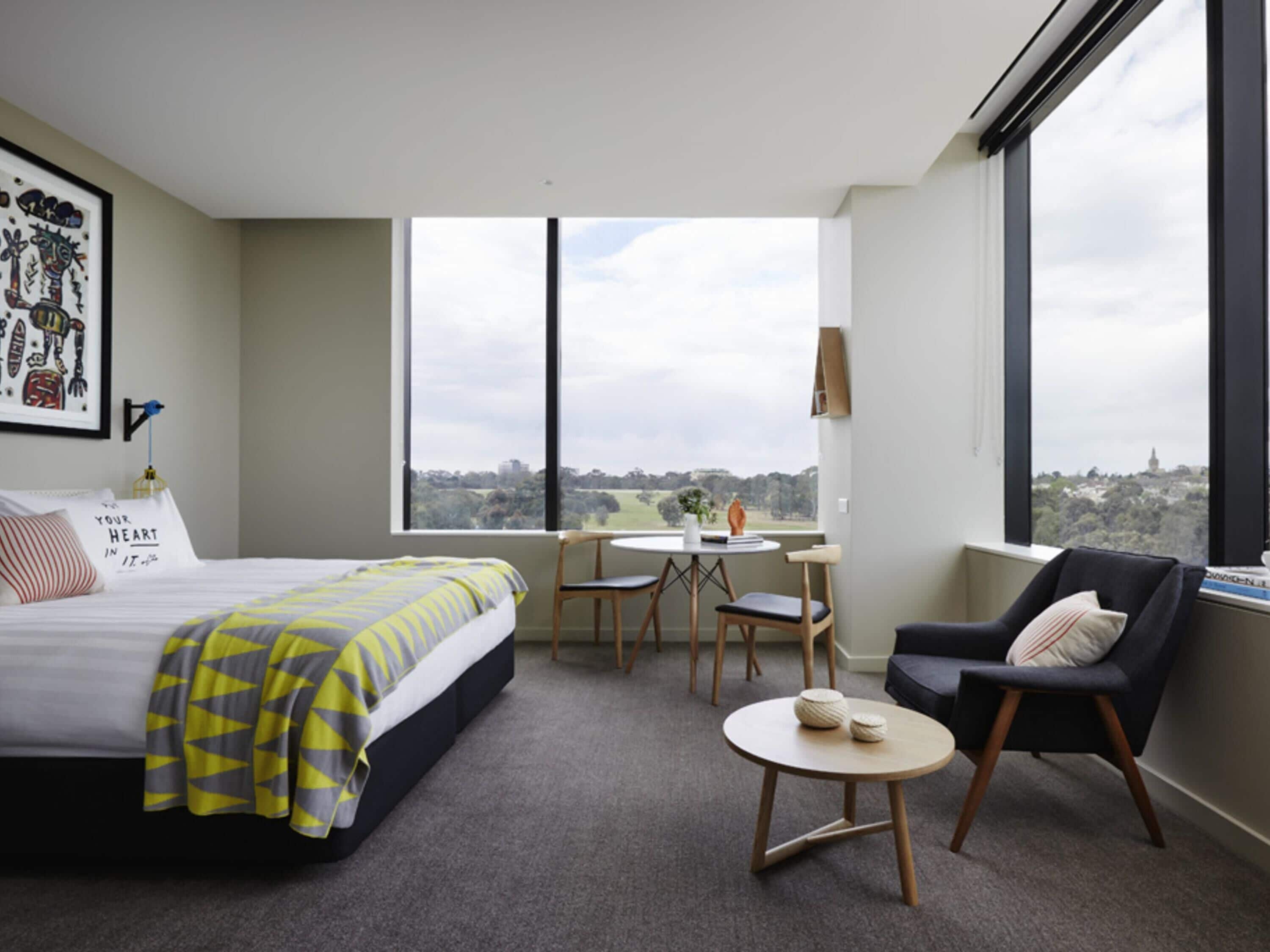 Room, 1 King Bed, Park View, Corner (Larwill)