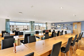 Daily continental breakfast for a fee - Eldey Airport Hotel (Reykjanesbær)