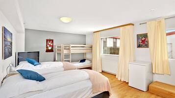 Familie suite | Hypoallergeen beddengoed, een kluis op de kamer, een bureau