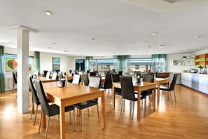 Tägliches kontinentales Frühstück (15 EUR pro Person)