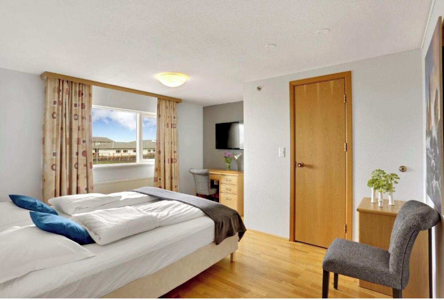 Dobbeltrom | Safe på rommet, skrivebord og skrivebord for bærbar PC