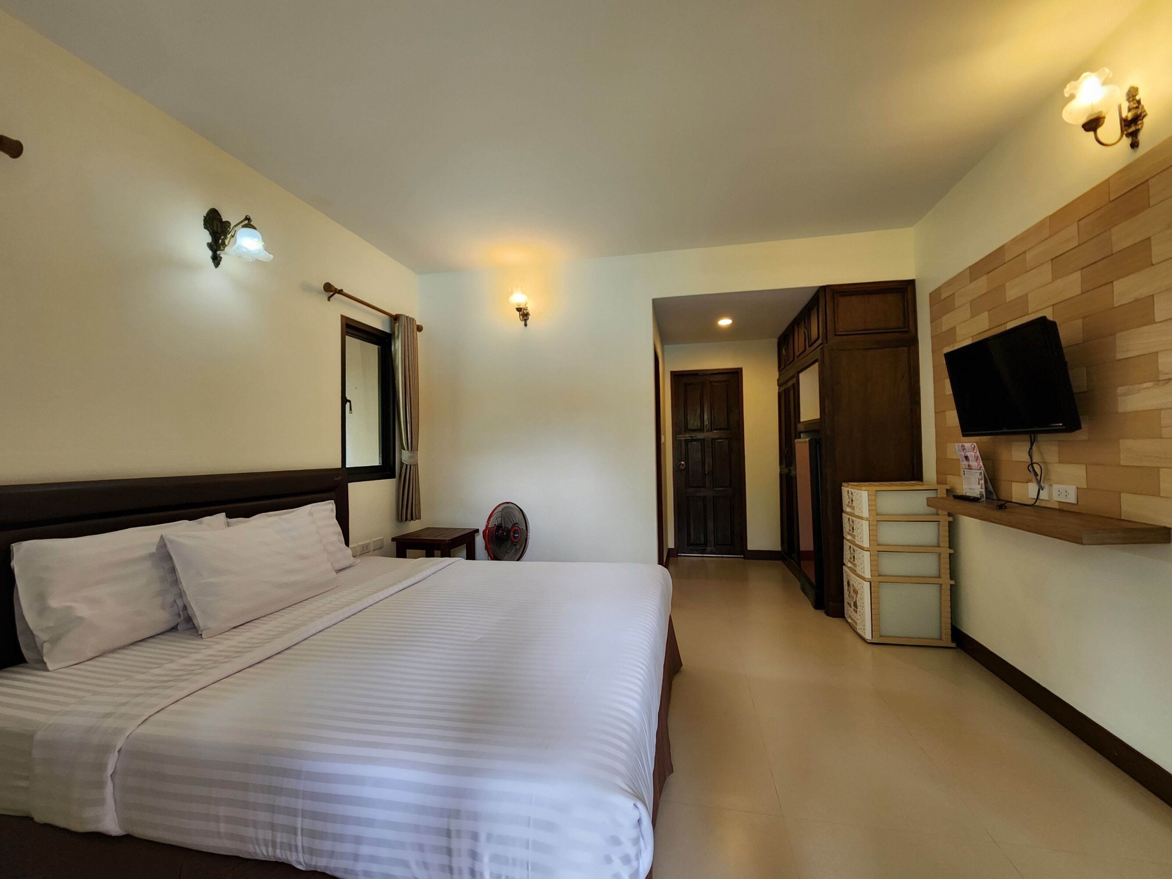 1 bedroom pool view double bed | free wifi, bed sheets