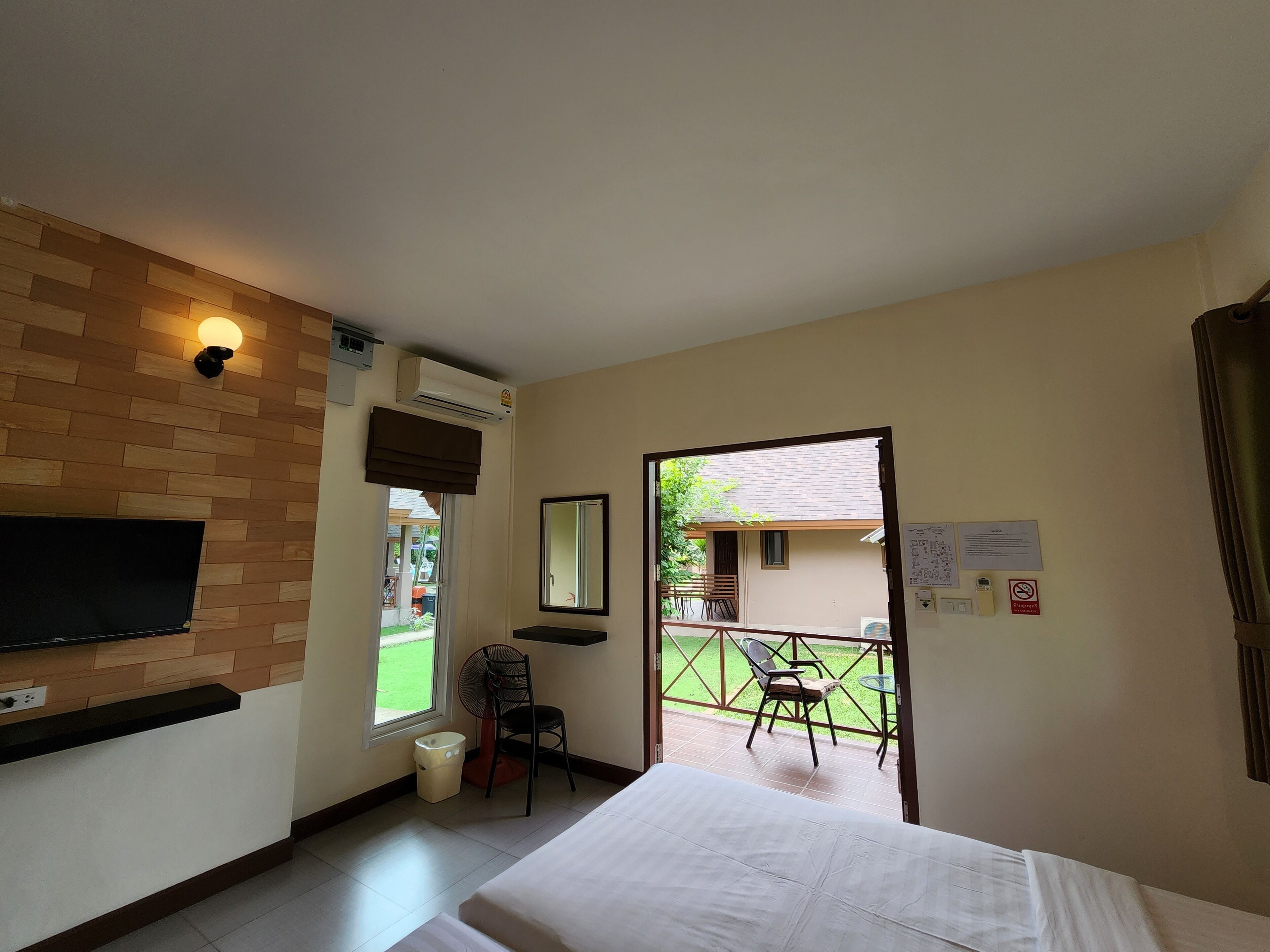1 bedroom balcony twin bed | free wifi, bed sheets