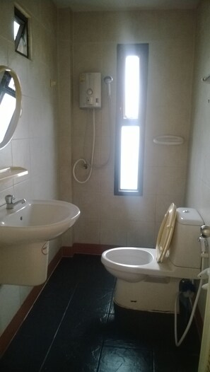 Hair dryer, towels - Phurahong Homestay (Bangkok)
