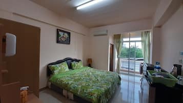 Single A | Blackout drapes, soundproofing, free WiFi, bed sheets