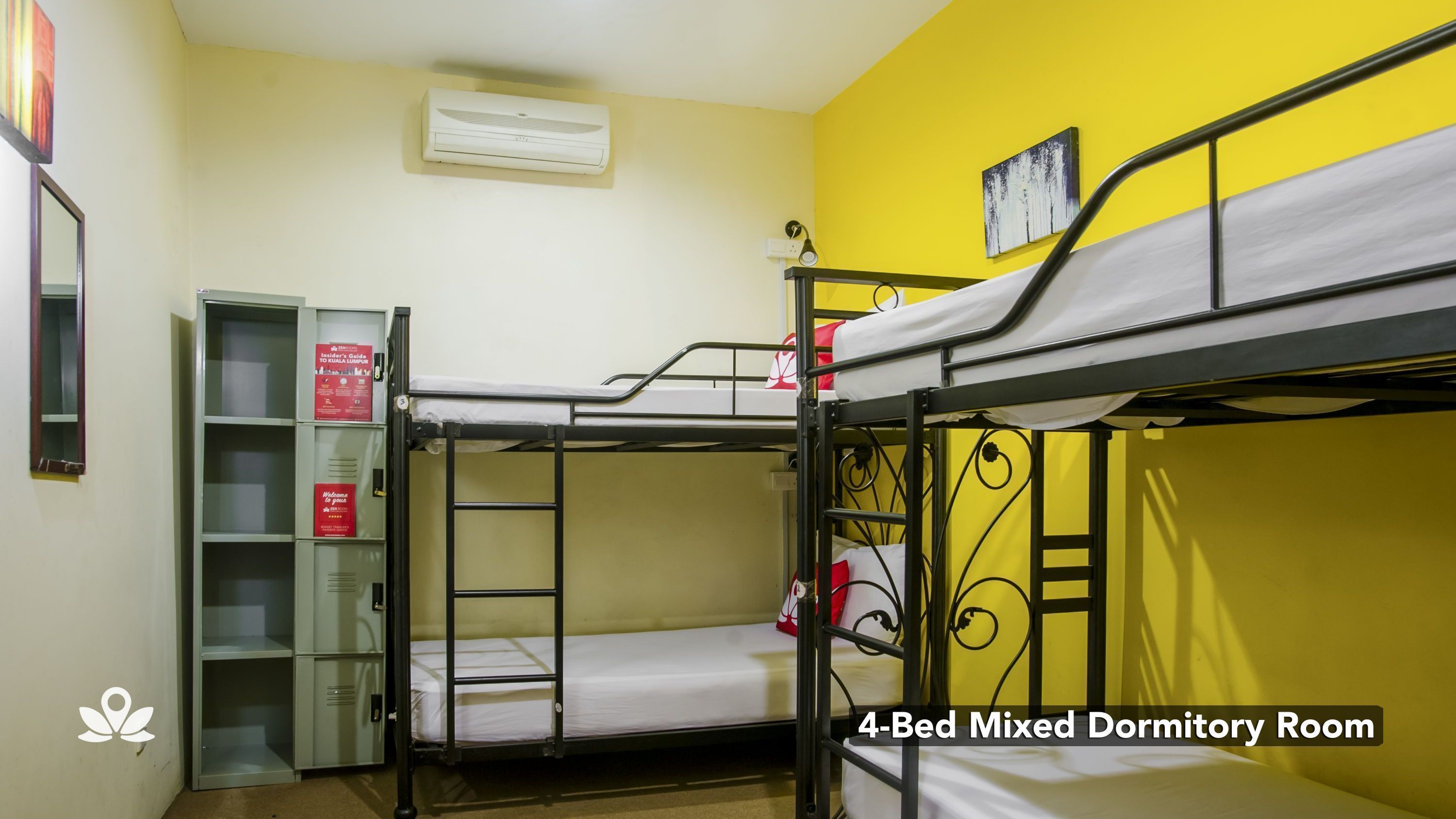 Een gemengde slaapkamer met vier bedden, inclusief stapelbedden, een garderobe en een klein bureau.