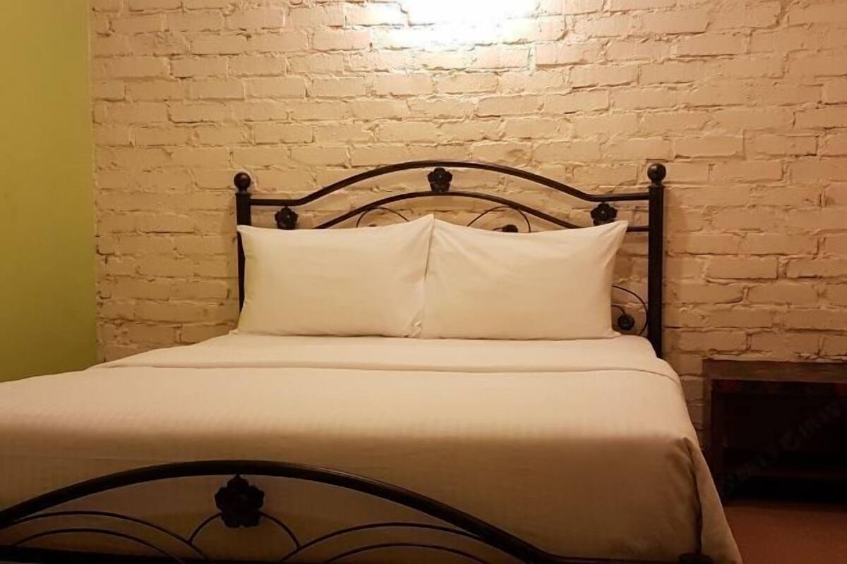 In-room safe, desk, bed sheets