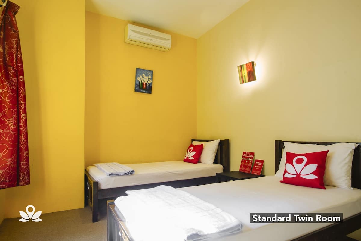 Standard Twin Room | In-room safe, desk, bed sheets