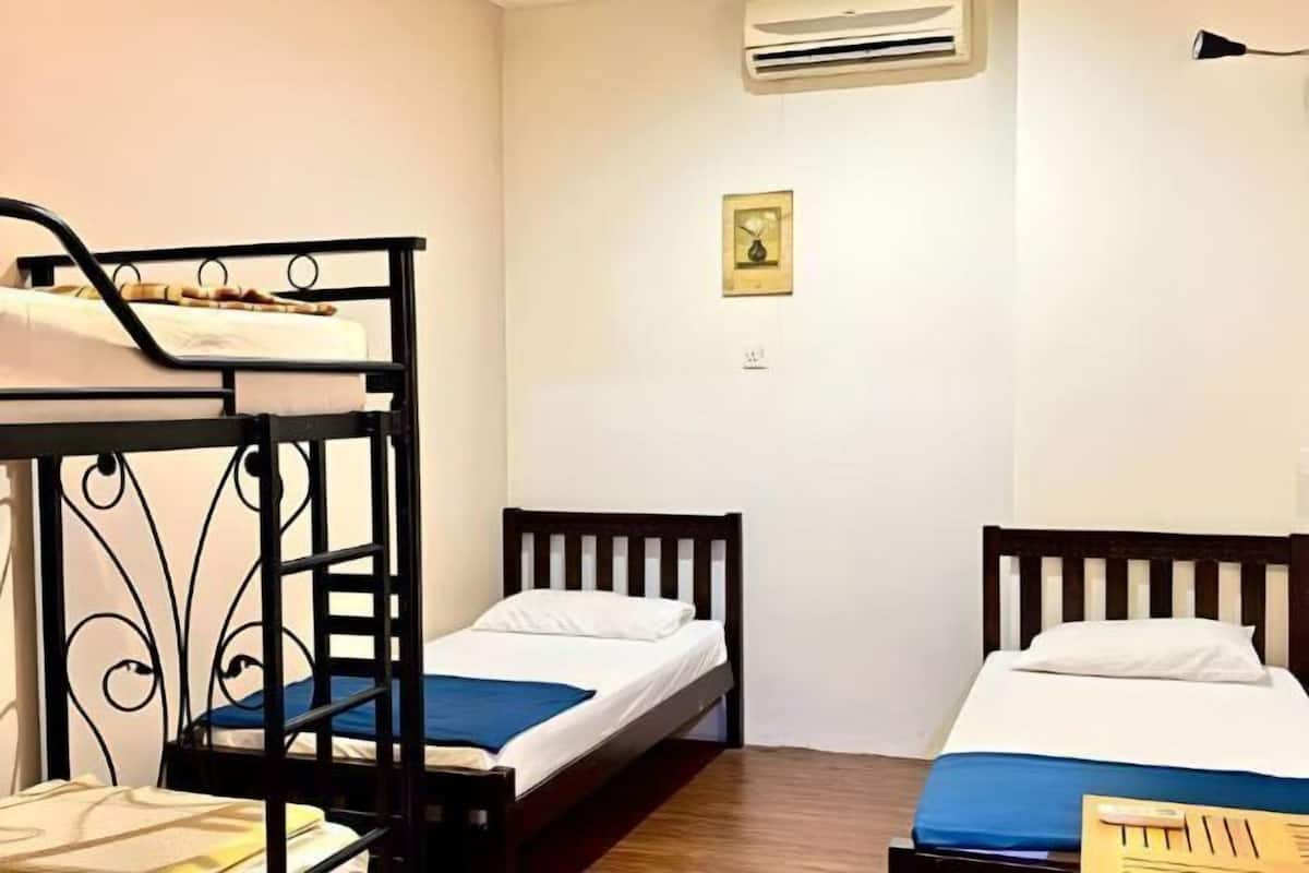 In-room safe, desk, bed sheets