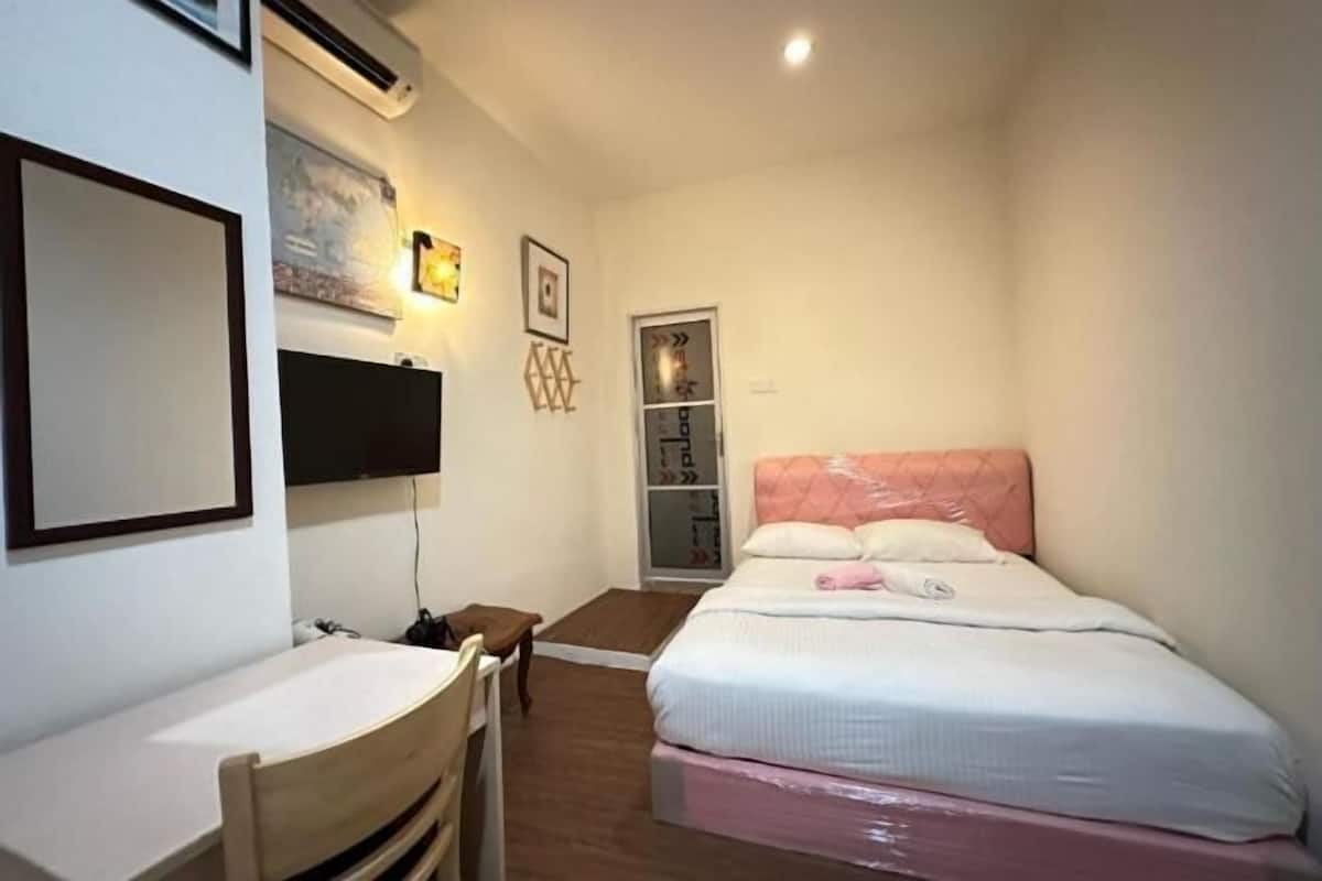 In-room safe, desk, bed sheets
