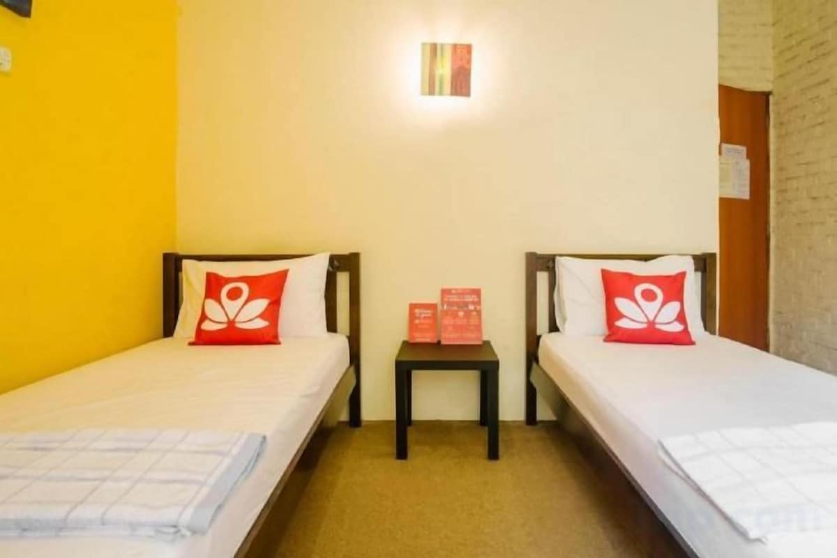 In-room safe, desk, bed sheets