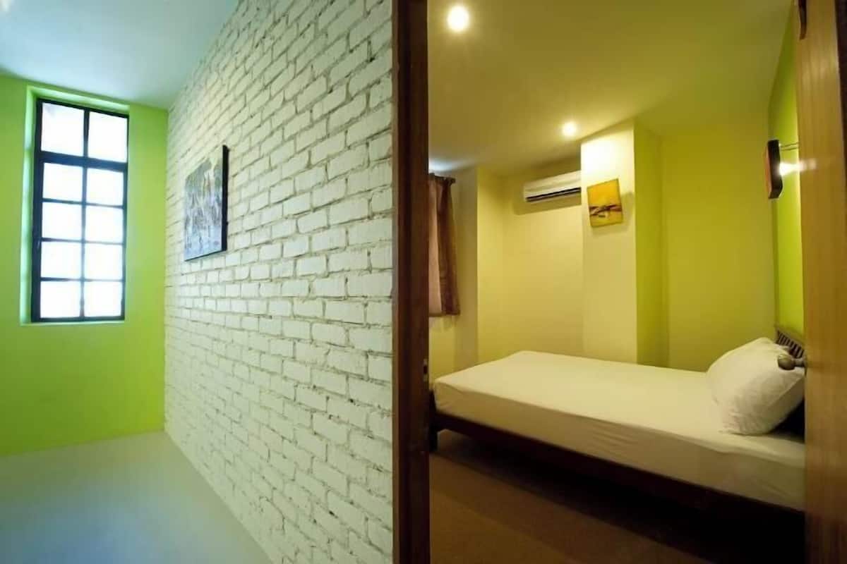 In-room safe, desk, bed sheets