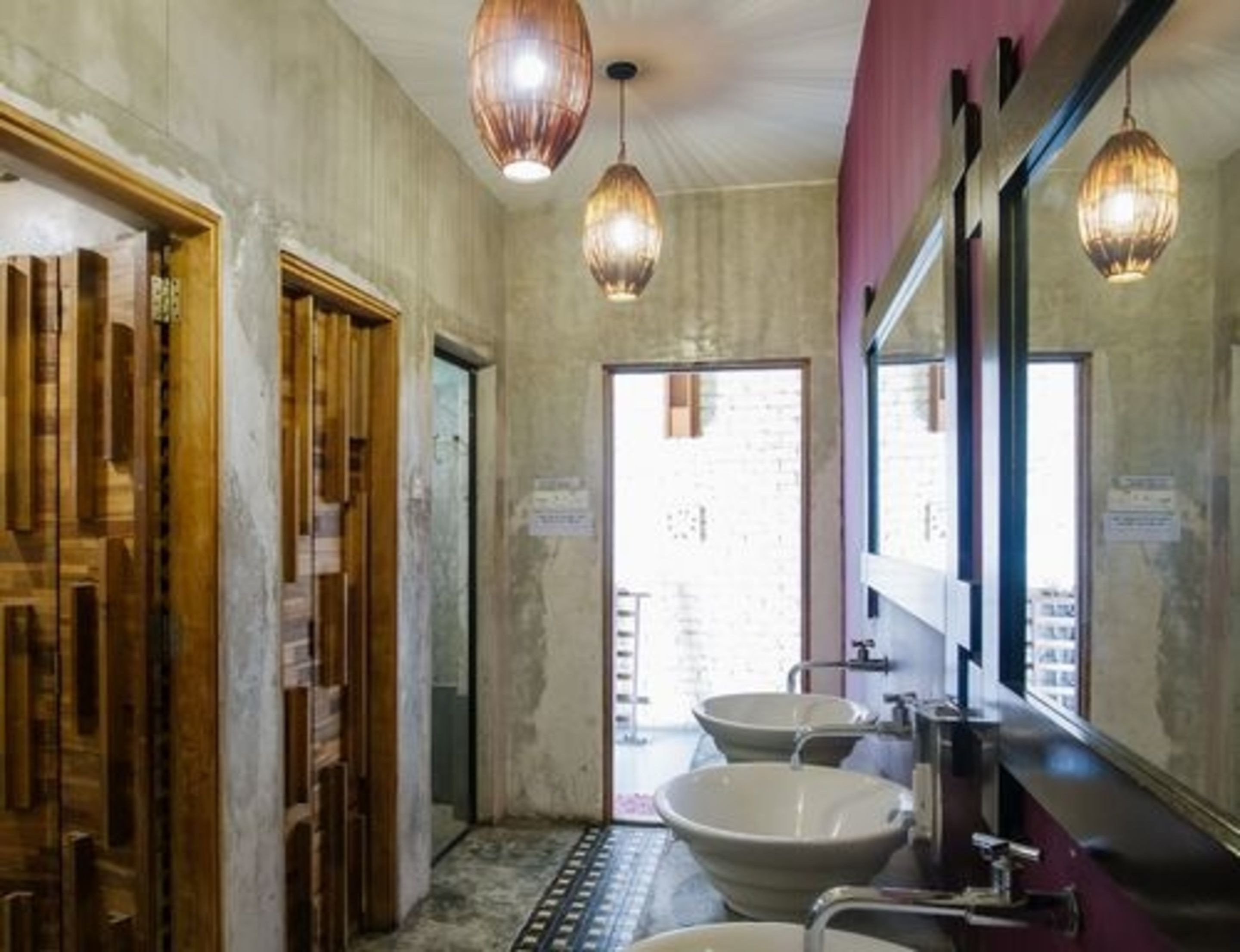 Een douche, een regendouche, pantoffels, handdoeken
