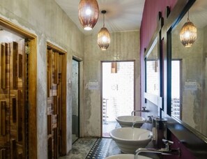 Shower, rainfall showerhead, slippers, towels - The Explorers Guesthouse and Hostel (Kuala Lumpur)